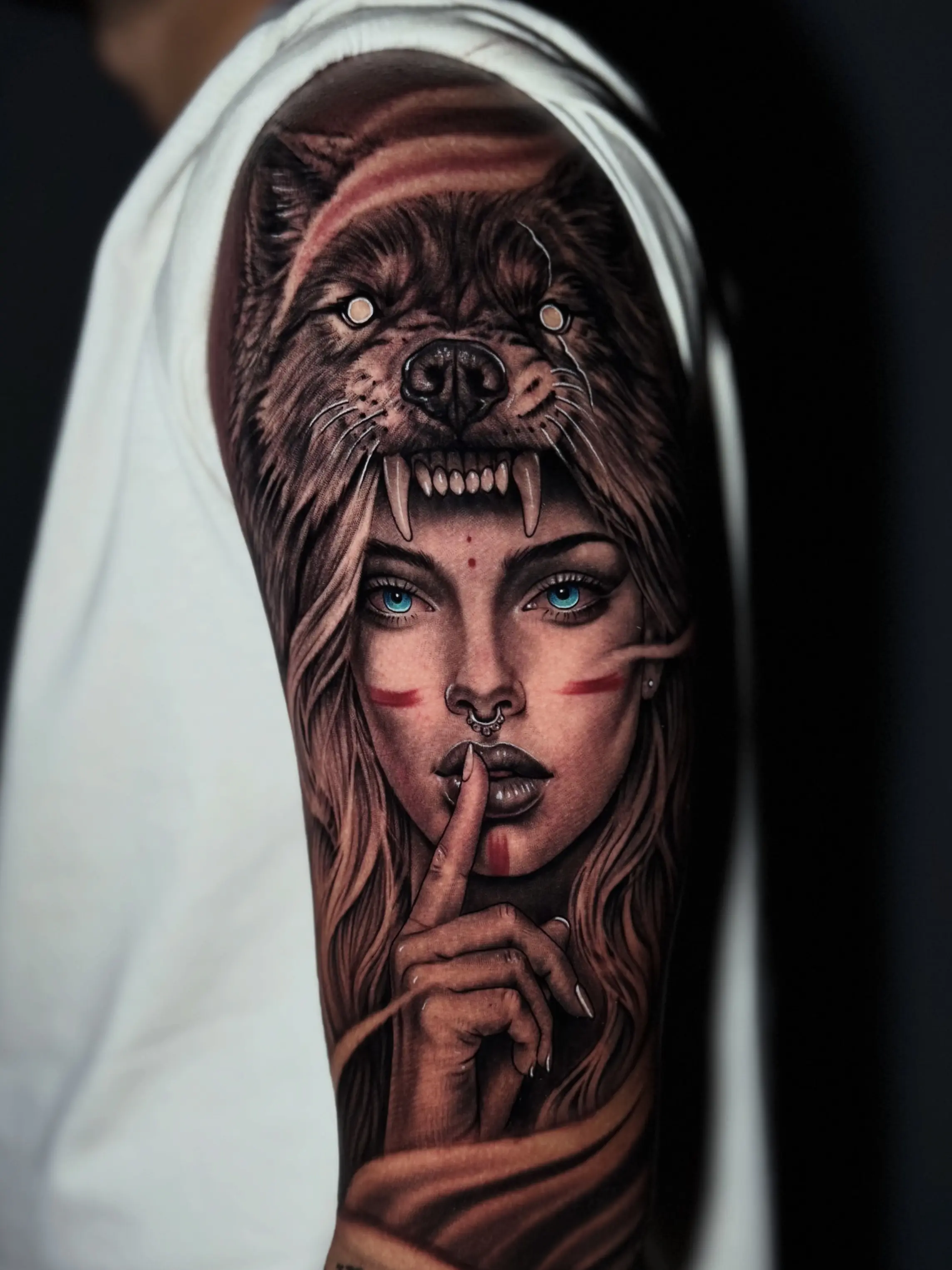 Mulher com Lobo 